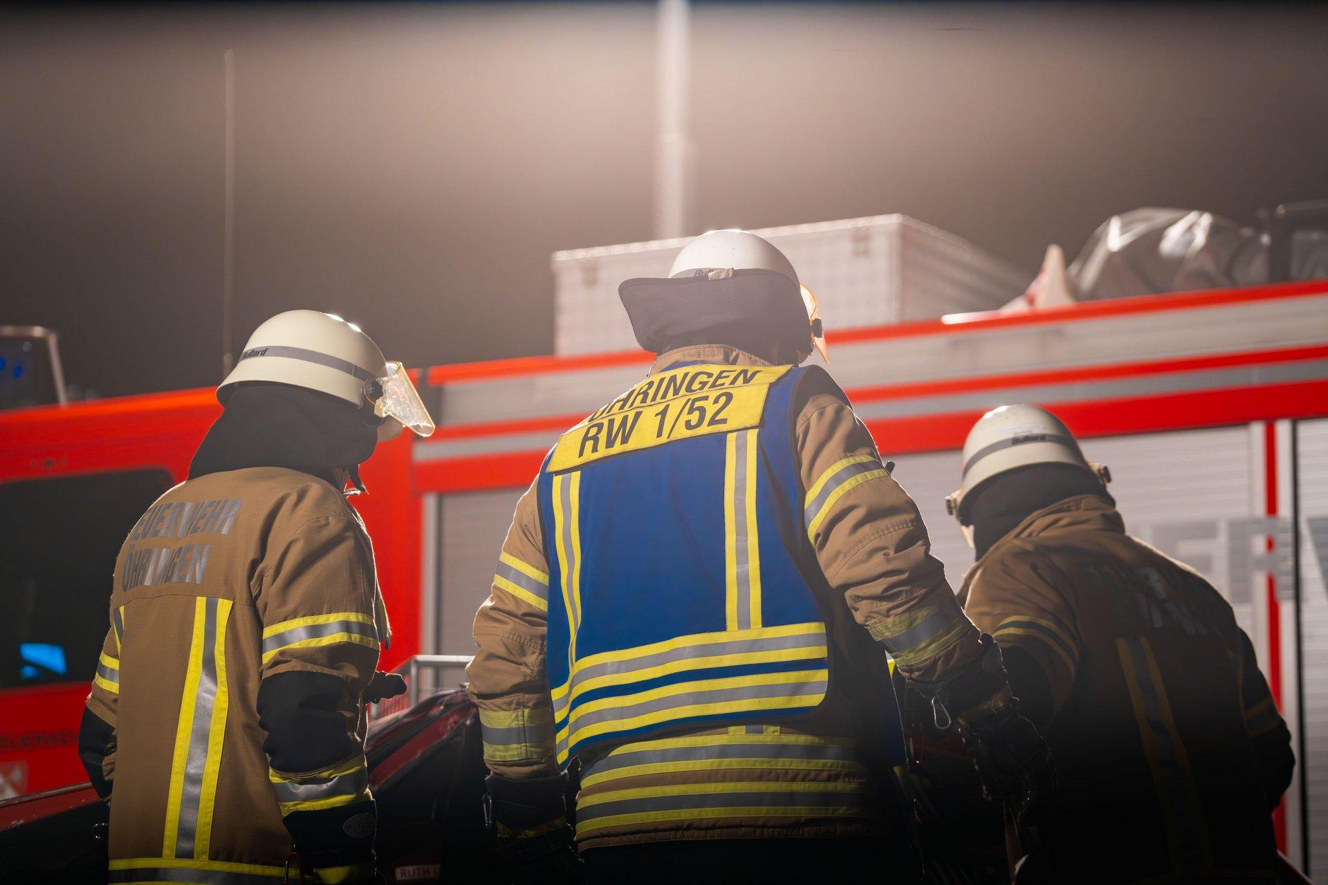 Feuerwehreinsatz Feuerwehrleute bei der Arbeit