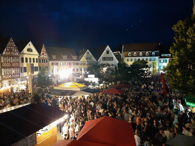 Hohenloher Weindorf bei Nacht Der belebte Marktplatz mit Besuchern und Ständen bei Nacht