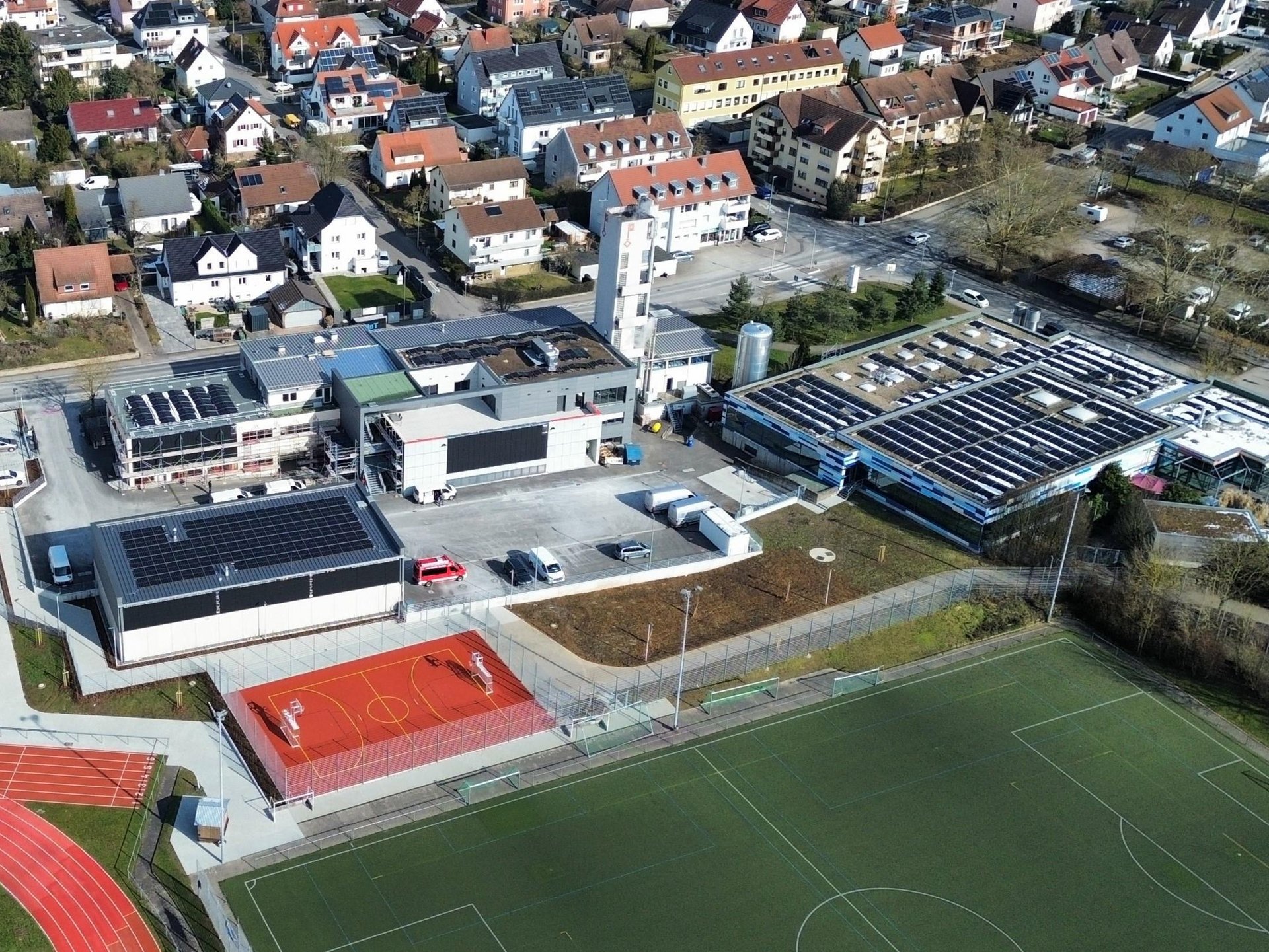 Feuerwache Öhringen Dach- und Fassaden-PV: 123 kWp | Hallenbad Öhringen: 172 kWp