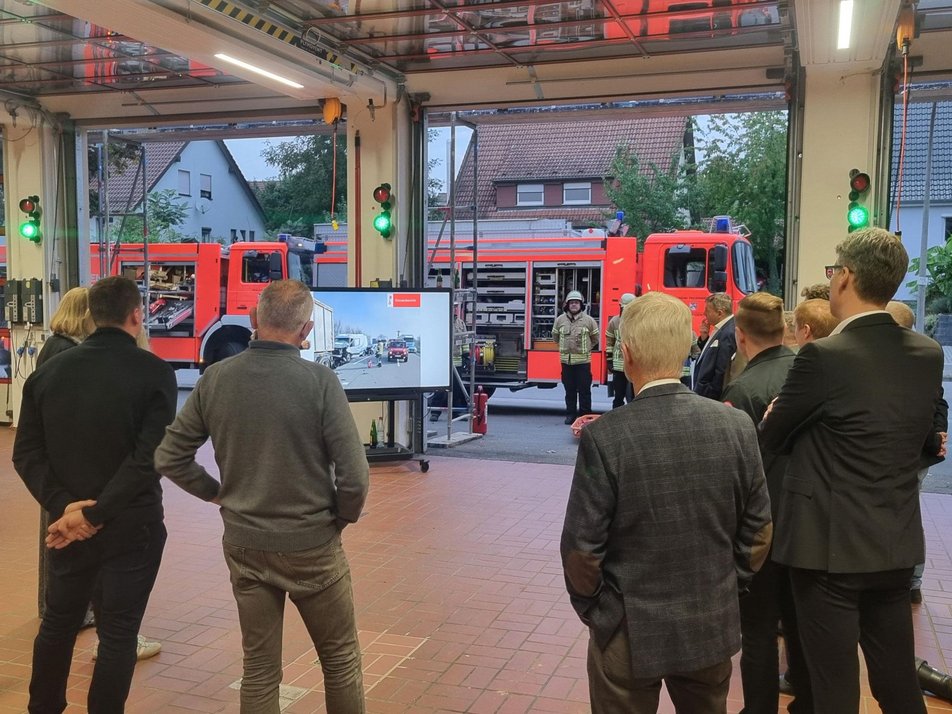 Fahrzeughalle Teilnehmende des Wirtschaftsstammtisches in der Fahrzeughalle der Feuerwehr