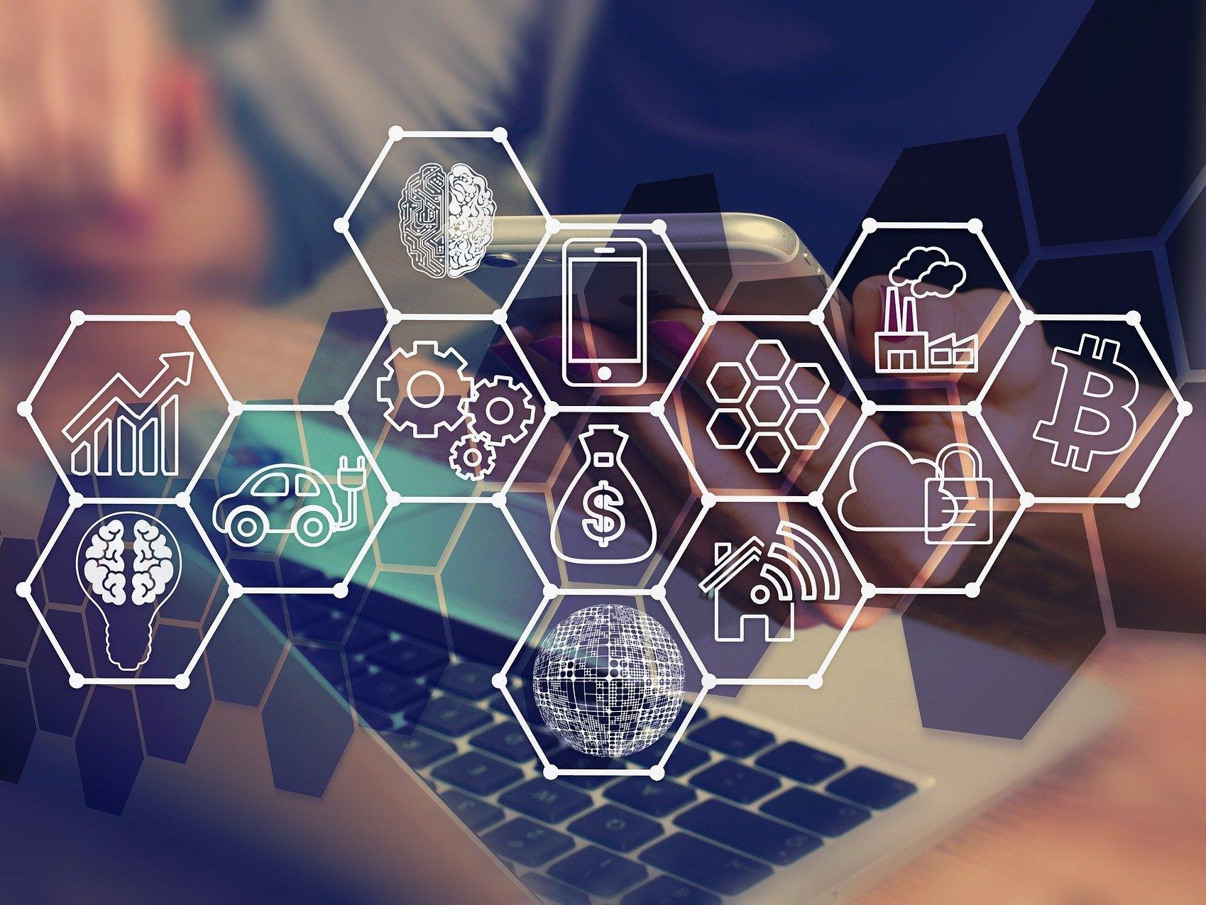 Laptop und Smartphone im Hintergrund, vernetzte Icons im Vordergrund Laptop und Smartphone im Hintergrund, vernetzte Icons im Vordergrund