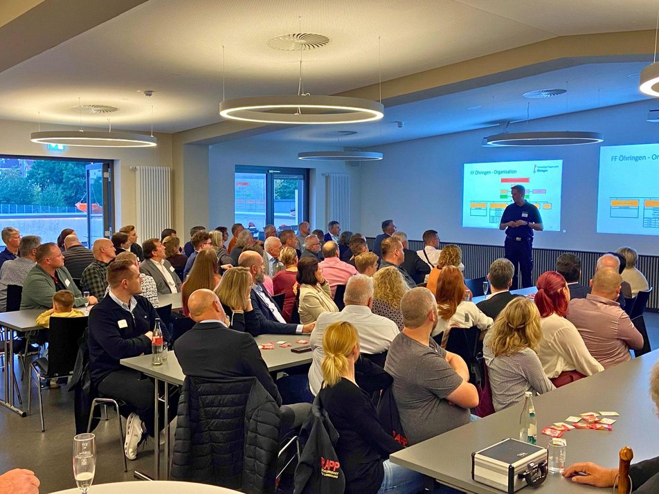 Rede von Kommandant Jens Pawellekt Teilnehmende des Wirtschaftsstammtisches hören Kommandant Pawellek bei Rede zu