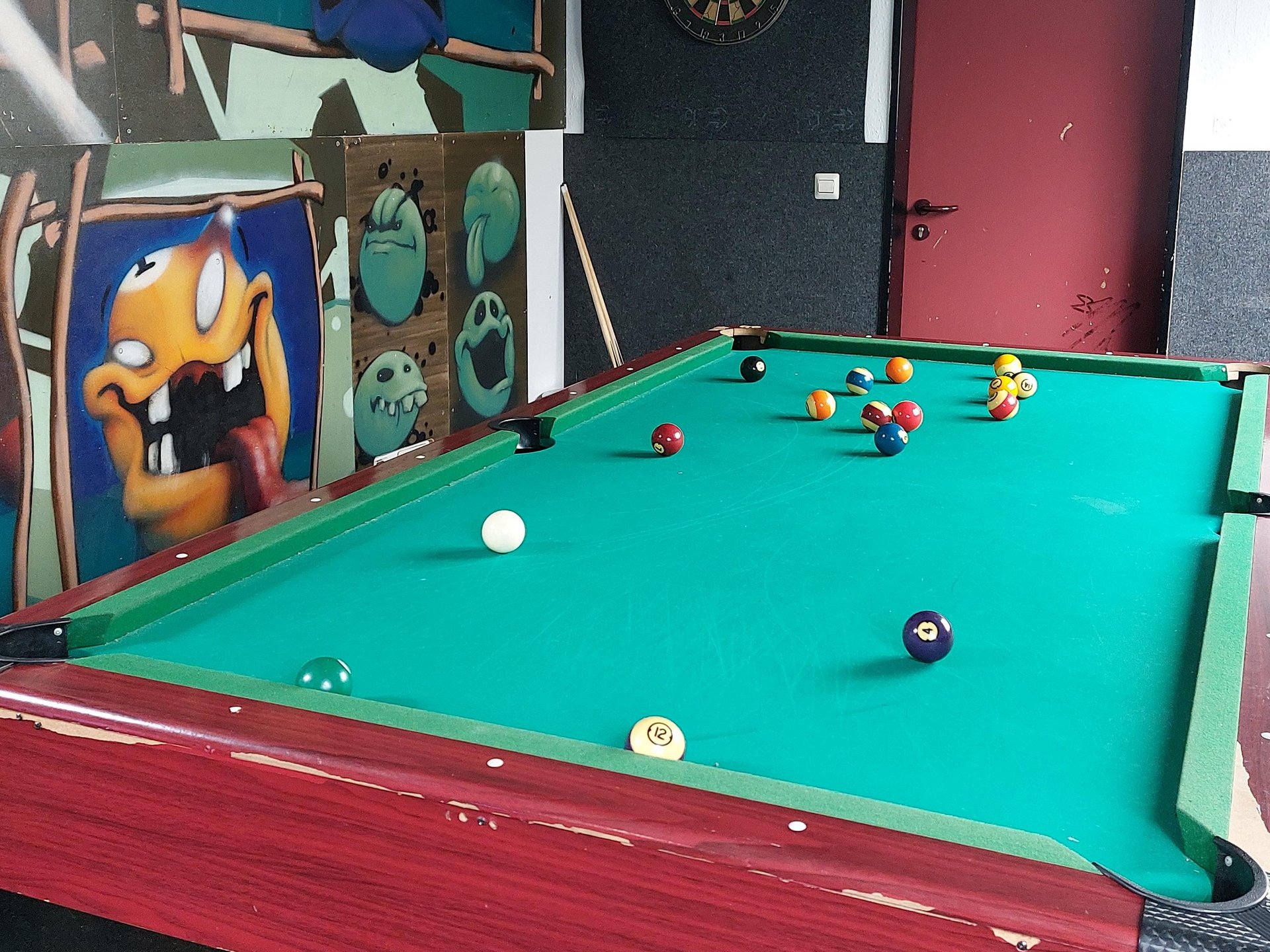 Billardtisch mit Kugeln oben im Fiasko