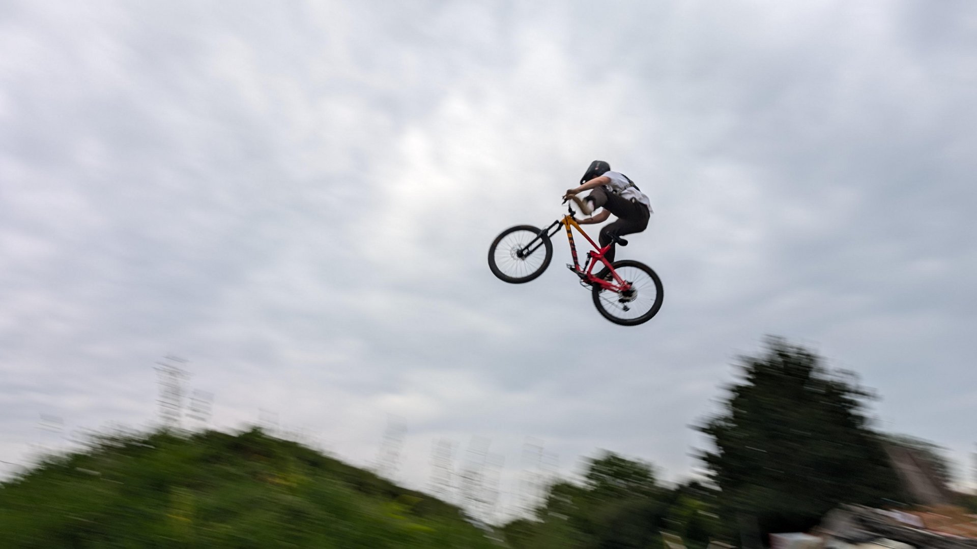 BMX-Rad-Fahrer während dem Sprung