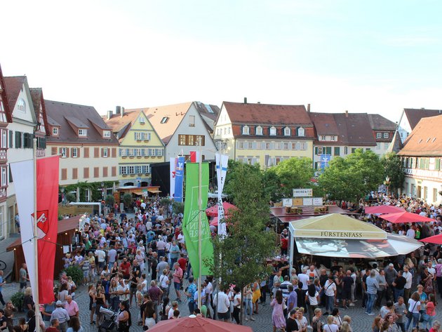 Stimmung auf dem Marktplatz Der belebte Marktplatz mit Besuchern und Ständen ist zu sehen