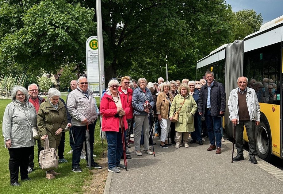 Seniorenrundfahrt Senioren vor Bus