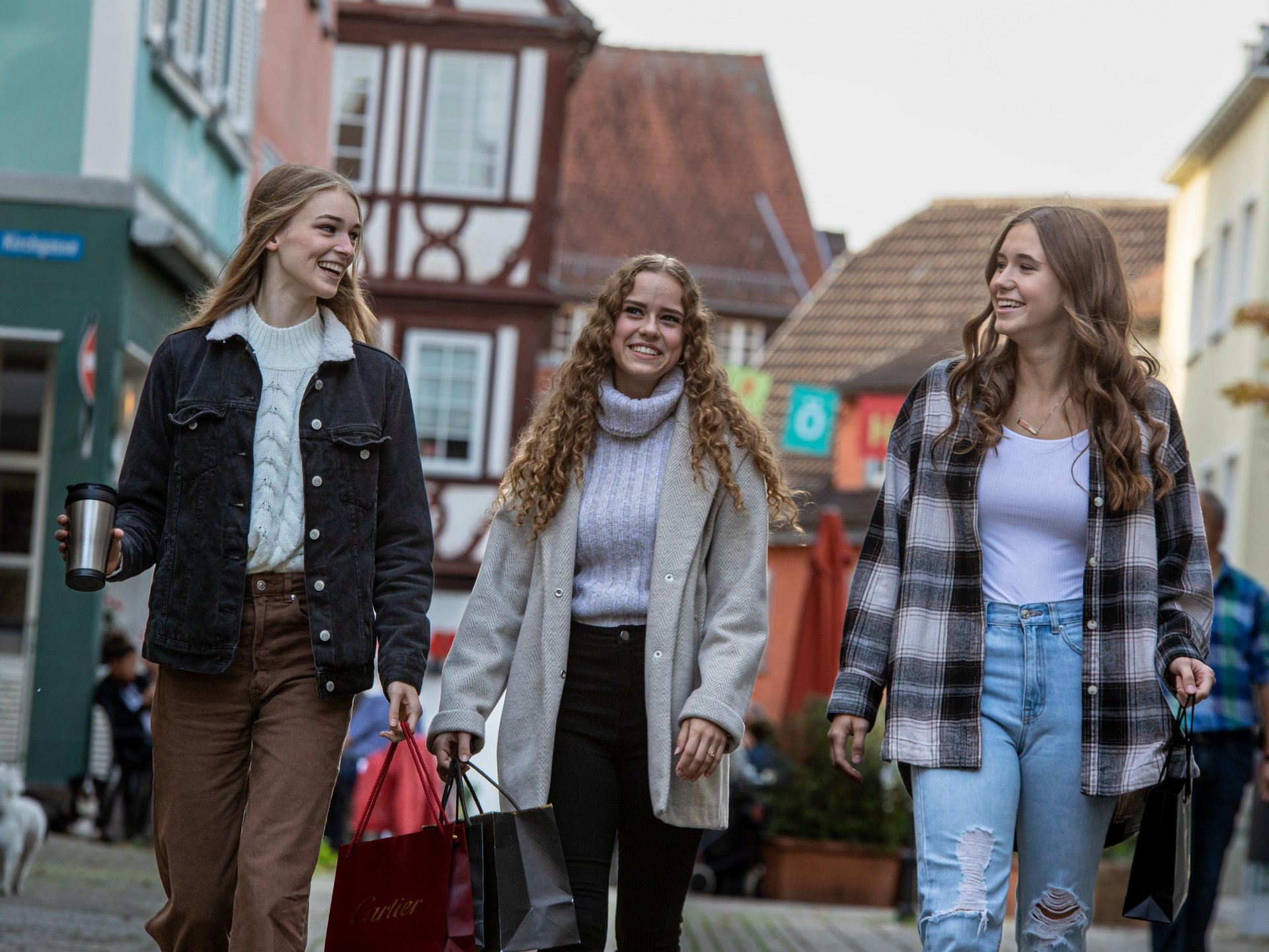 shoppen und einkaufen in Öhringen drei Frauen laufen durch Öhringen mit Einkaufstaschen
