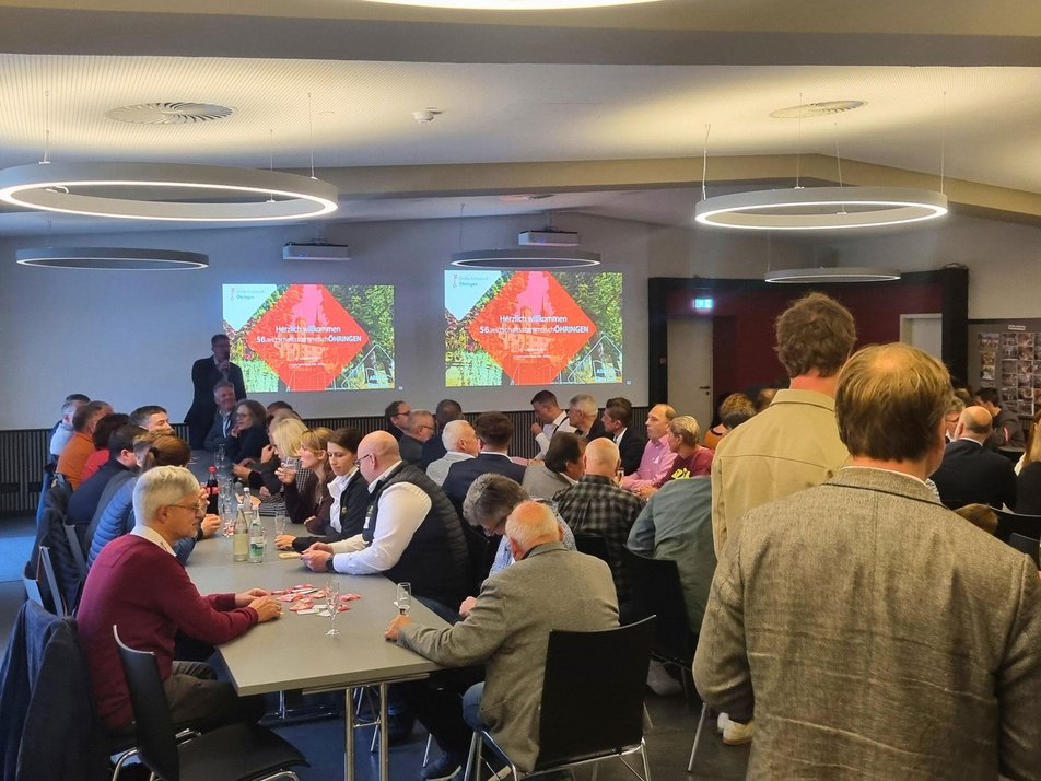 Präsentation Oberbürgermeister Teilnehmende des Wirtschaftsstammtisches hören Oberbürgermeister Thilo Michler bei Rede zu