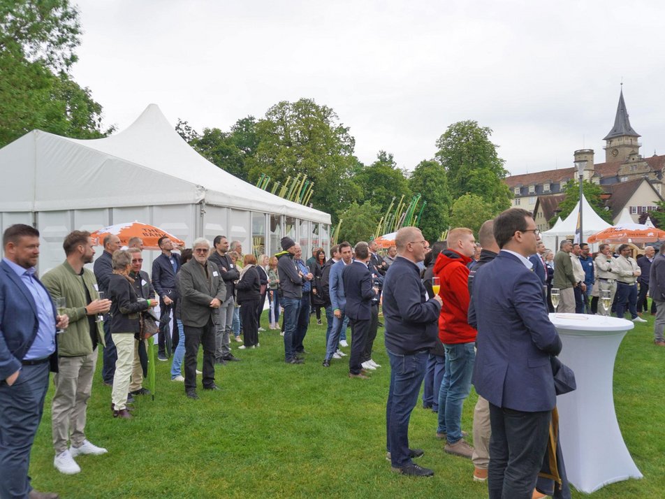 Gäste der Eröffnung zur 9.messeÖHRINGEN Teilnehmende zur Messeröffnung stehen auf Allmand