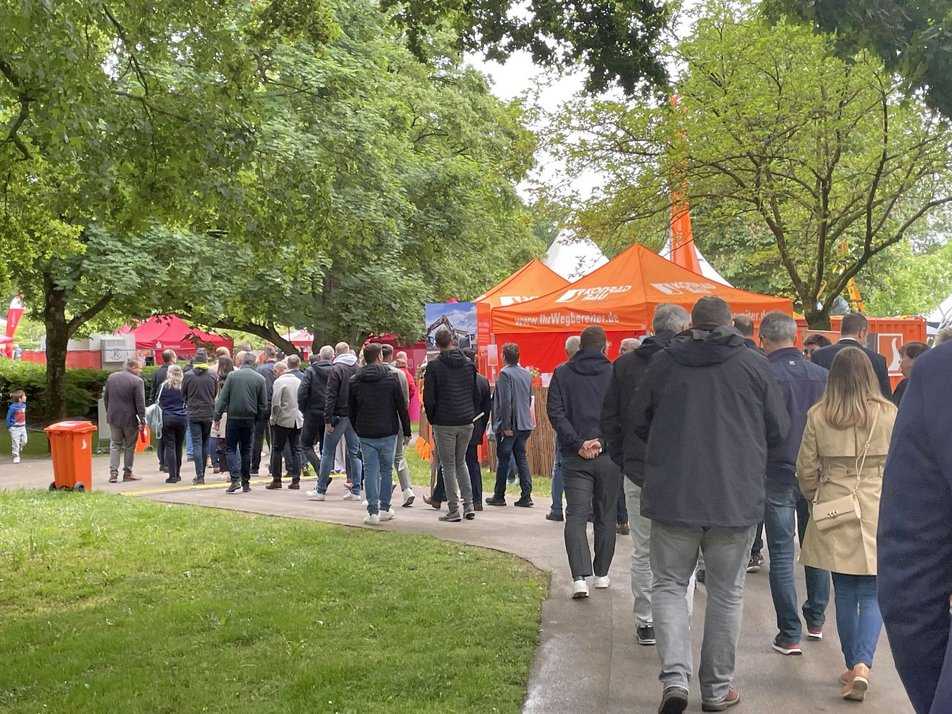Geführter Rundgang über das Messegelände Teilnehmende nehmen an Rundgang über das Messegelände statt