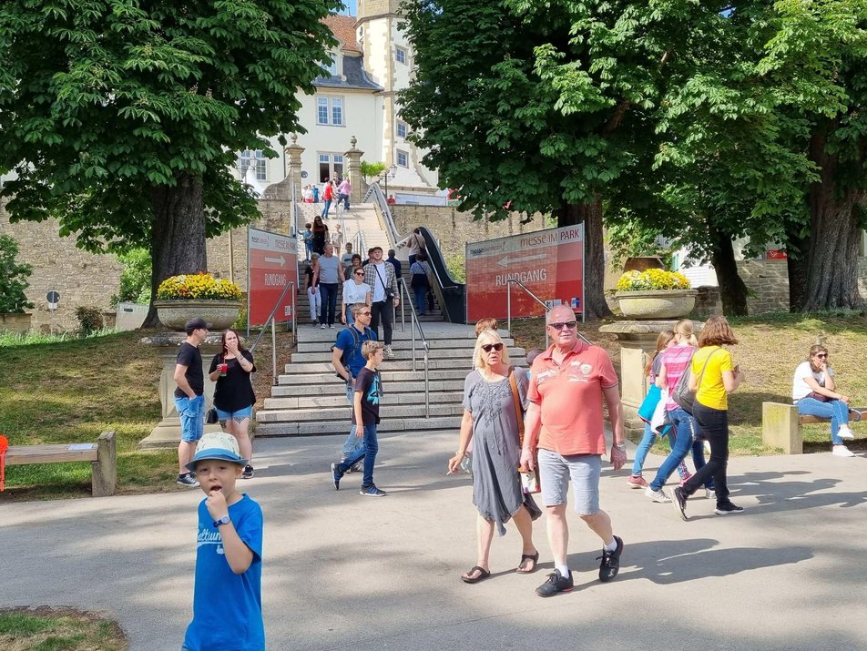 Auf diesem Bild sehen Sie Teilnehmer/innen vor der Schlosstreppe