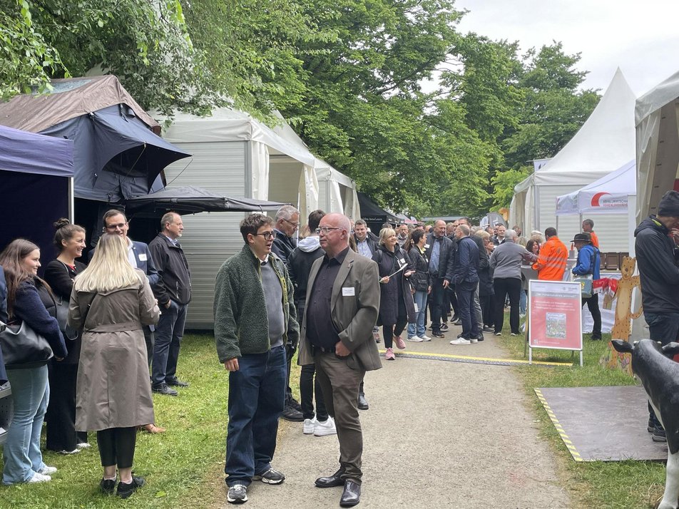 Rundgang der Teilnehmenden Messerundgang Teilnehmende während der Messeeröffnung