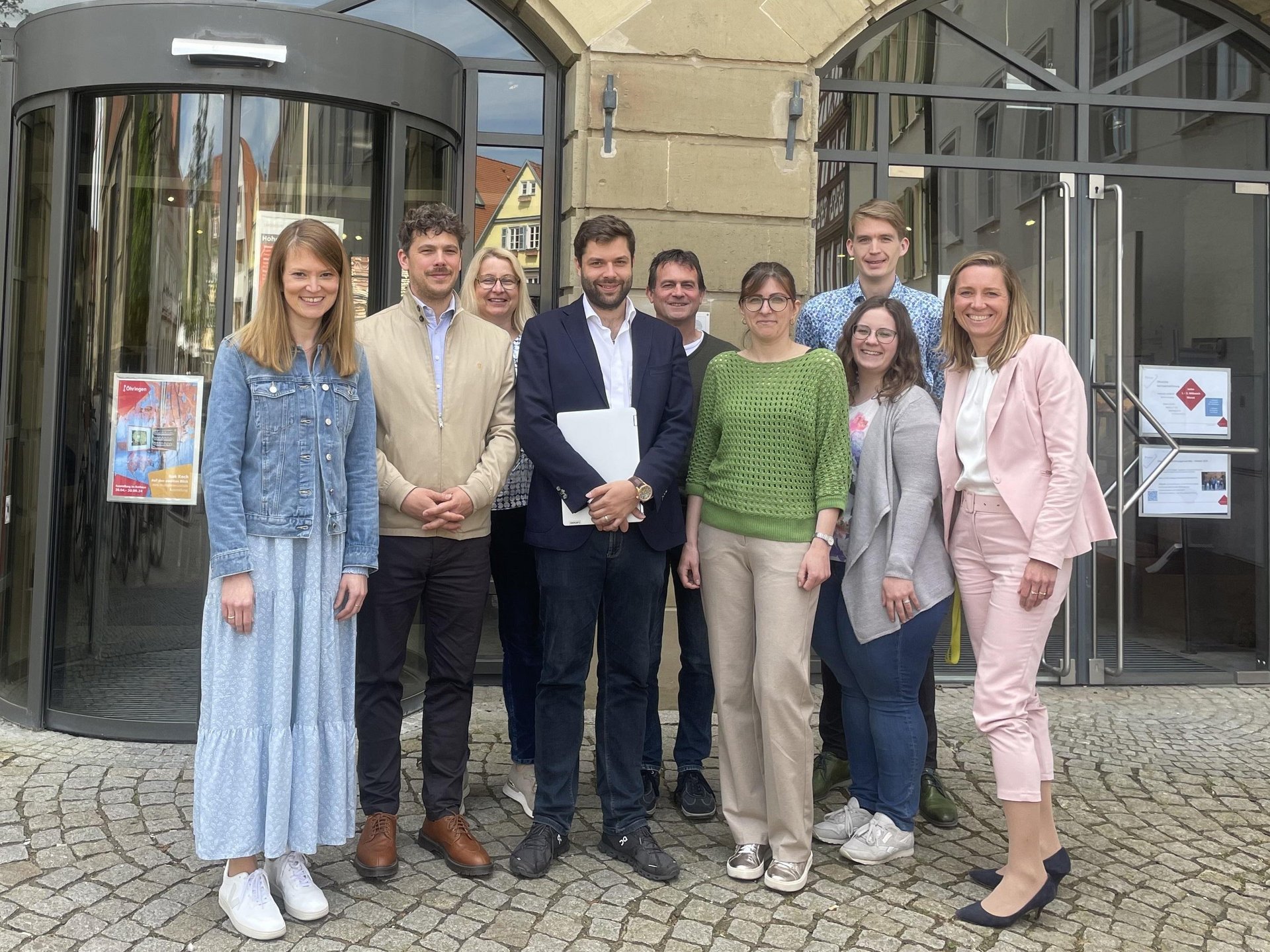 Digitalisisierungsteam der Stadt Öhringen Das Digitalisierungsteam der Stadt Öhringen vor dem Rathaus