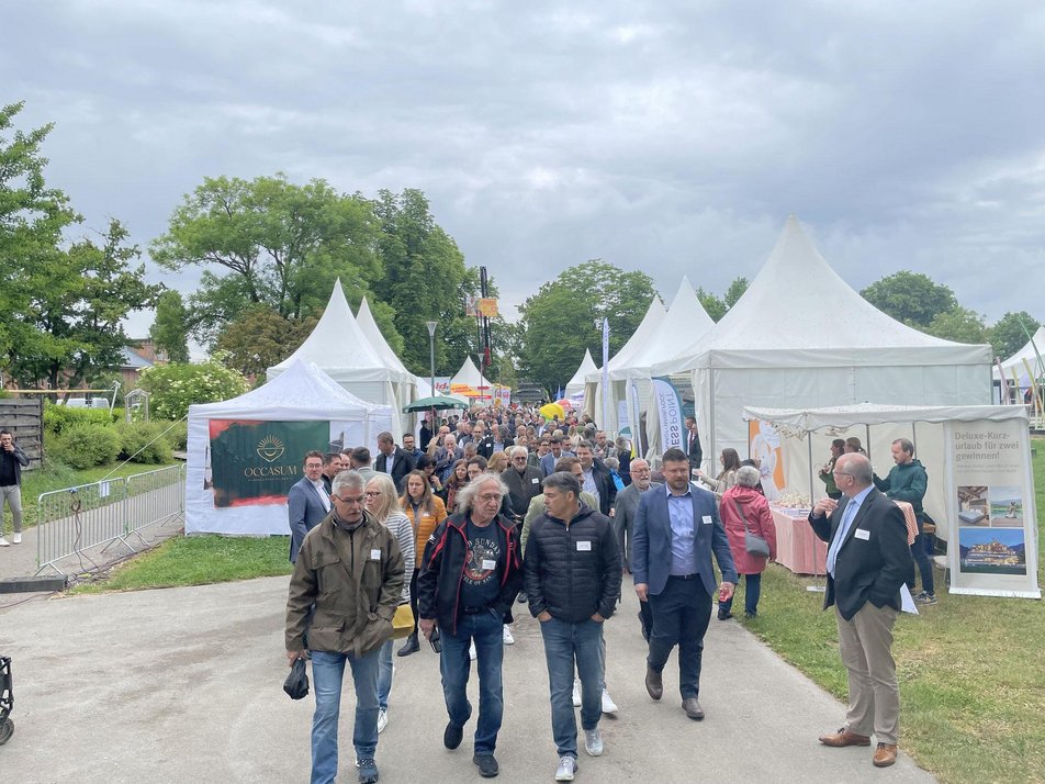 Rundgang über Messegelände Teilnehmende bei Rundgang über Messegelände