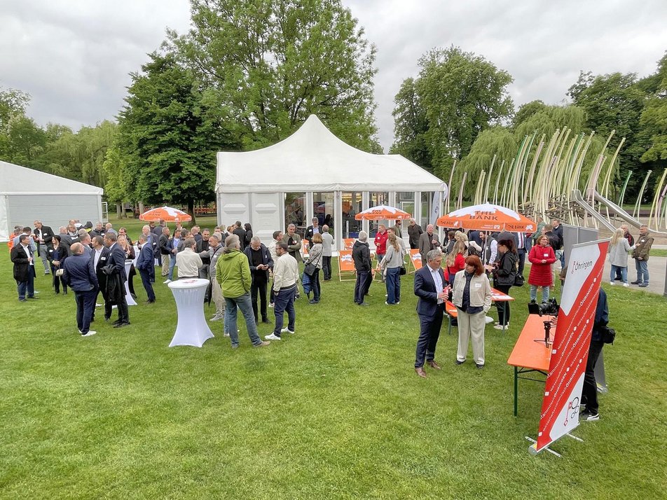 Teilnehmende des Wirtschaftsstammtisches netzwerken auf der Allmand anlässlich der Messe-Eröffnung Teilnehmende des Wirtschaftsstammtisches netzwerken auf der Allmand anlässlich der Messe-Eröffnung