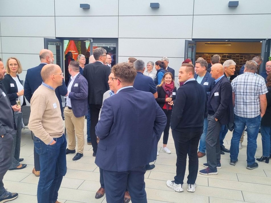 Netzwerken auf der Dachterrasse der Feuerwehr Teilnehmende des Wirtschaftsstammtisches netzwerken auf der Dachterrasse