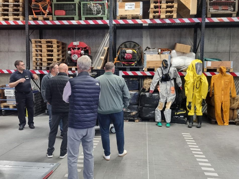 Führung in der Halle Teilnehmende des Wirtschaftsstammtisches bei der Führung in der Feuerwehrhalle