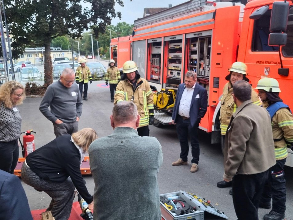 Vorstellung Einsatz-Equipment Teilnehmende des Wirtschaftsstammtisches sehen sich Einsatzequipment an